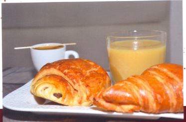 PETIT DÉJEUNER ( CROISSANT)