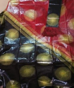 LE MÈTRE BAZIN RICHE NOIR ET ROUGE DORÉE DE JEUNE MOTIF ATTACHE