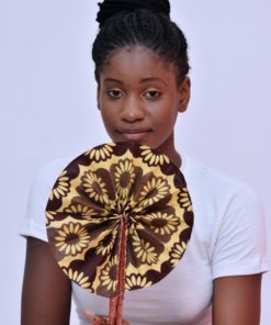 un éventail stylé avec un tissus africain (couleurs marron jaune ou noir avec motifs)